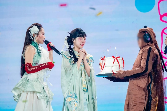 Trong lòng Khả Lâu, Phương Mỹ Chi luôn là một người rất thuần khiết. “Với âm nhạc, với công việc, với bạn bè, Chi luôn giữ được sự chân thành và tình yêu bền bỉ ấy. Chi từng nói rằng, những người được mời đứng trên sân khấu đều là những người mà Chi thật sự tin tưởng và yêu quý. Với mình, câu nói đó là một sự trân trọng rất lớn", Khả Lâu viết. Ảnh: Instagram Khả Lâu.