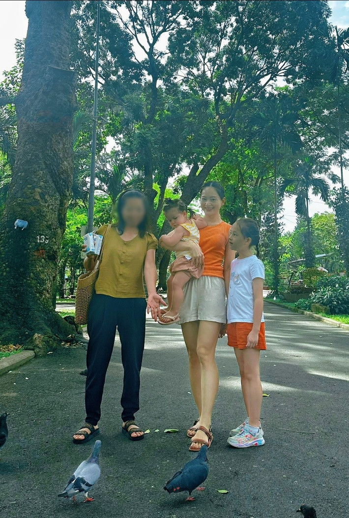 Cách đây không lâu, Lan Phương xác nhận ly thân. Mới nhất, nữ diễn viên cùng hai con gái Lina và Mia trở lại căn hộ ở TP HCM sau thời gian sống ở Hà Nội. Ảnh: FB Lan Phương.