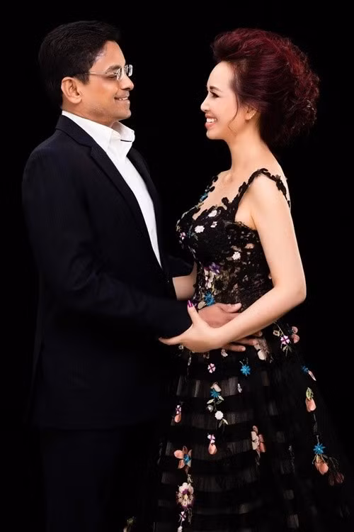 "Thật kỳ lạ là mấy người bạn chơi với anh ấy lại quen với tôi và đó là cơ duyên đưa đẩy chúng tôi đến với nhau", Diệu Hoa cho biết. Ảnh: VOV.