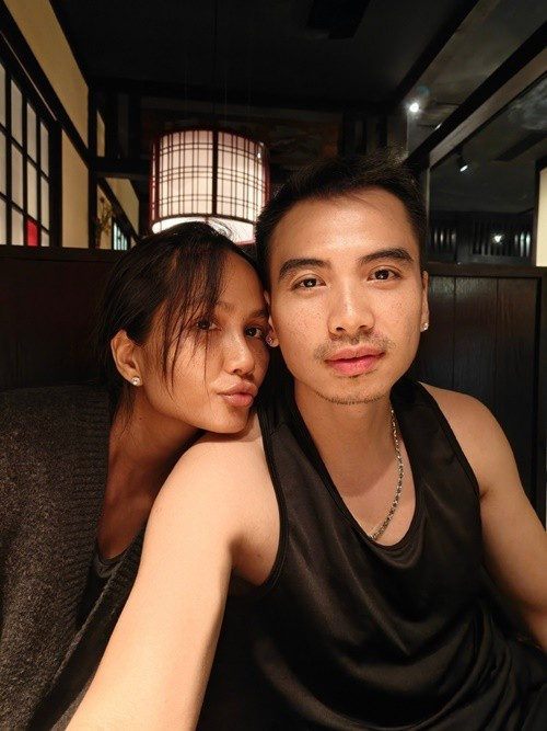 "Chúc mừng sinh nhật ba Harley, tuổi mới của ba Harley thật đặc biệt vì có thêm em Harley, chúc ba Harley luôn mãi vui vẻ, hạnh phúc, bình an và sức khỏe nha", H'hen Niê viết. Ảnh: FB Tuấn Khôi.