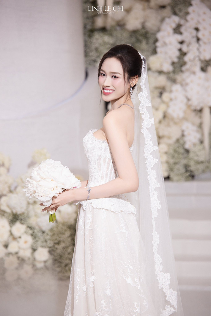 Đỗ Thị Hà gửi lời cảm ơn đến các ca sĩ: Dương Edward, Ái Phương, Triệu Đình Minh đã mang đến không gian âm nhạc đầy cảm xúc cho đám cưới của vợ chồng cô.