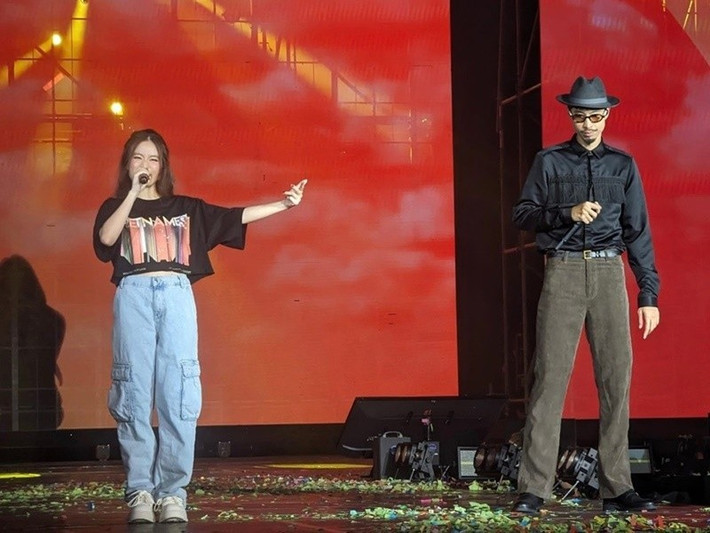 Theo Dân Việt, chia sẻ về lý do hợp tác với Đen Vâu, Hoàng Thùy Linh cho biết, nam ca sĩ giống như một người anh, một người bạn của cô. Ảnh: Dân Việt.