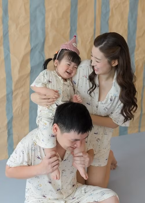Đỗ Mỹ Linh chia sẻ khoảnh khắc hạnh phúc bên chồng và con gái nhân dịp doanh nhân Đỗ Vinh Quang đón tuổi mới. Ảnh: FB Đỗ Mỹ Linh.