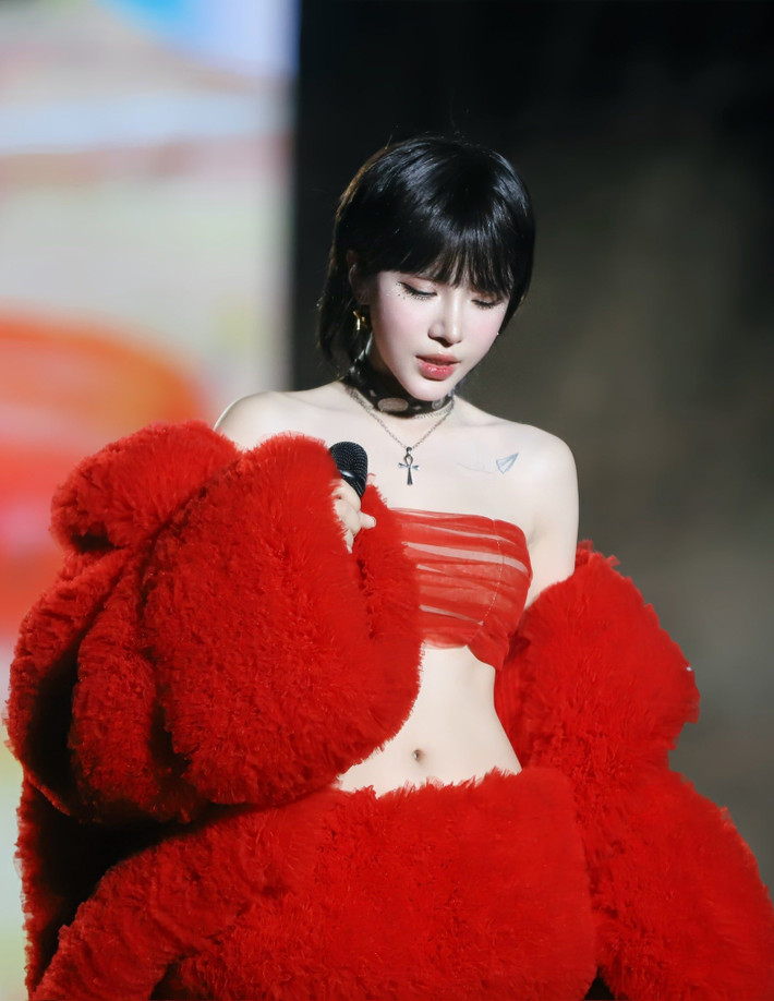 LyLy chia sẻ trên Znews, cát-sê khi mới vào nghề của cô chỉ mấy trăm nghìn đồng và một nửa để chi trả việc đi lại. Ảnh: FB LyLy.