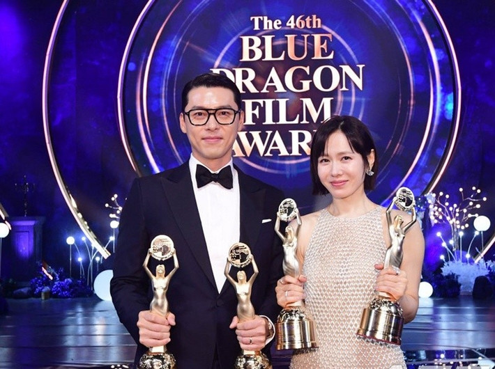 Theo Hanoionline, Hyun Bin giành giải Nam chính xuất sắc nhất với vai Trung tướng Ahn Jung-geun trong bộ phim Harbin - tác phẩm nổi bật của điện ảnh Hàn trong năm 2025. Chồng Son Ye Jin vượt qua Lee Byung Hun, Jo Jung Suk, Park Jung Min để giành chiến thắng. Ảnh: Tiền Phong.