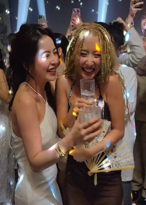 Quỳnh Anh Shyn và Chi Pu vui vẻ nhảy cùng nhau trong tiệc cưới của Salim. Ảnh: Tiền Phong.