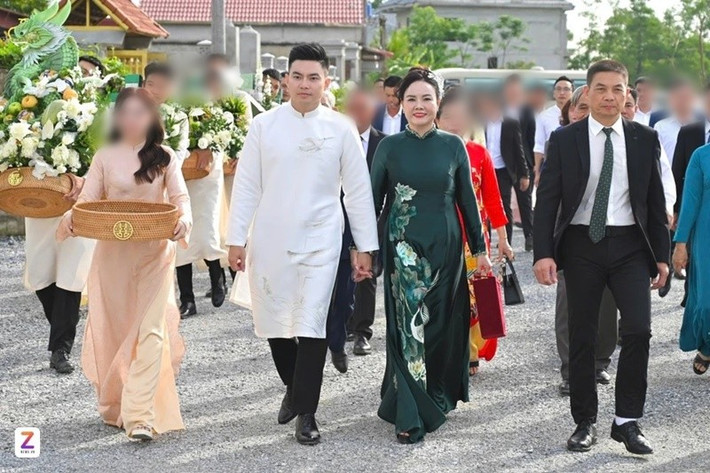 Doanh nhân Nguyễn Viết Vương sinh năm 1994, từng đảm nhiệm vai trò Tổng giám đốc Tập đoàn Sơn Hải. Ông Nguyễn Viết Hải - bố của thiếu gia Viết Vương đang giữ chức Chủ tịch Hội đồng thành viên Công ty TNHH Tập đoàn Sơn Hải. Ảnh: Znews.