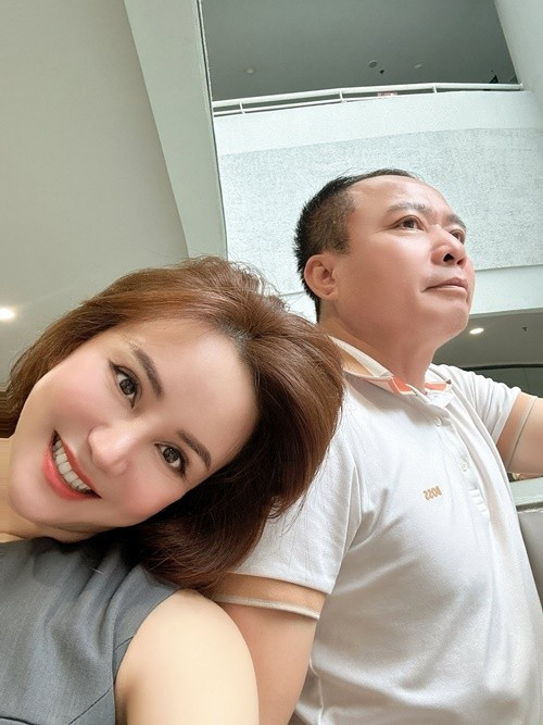 Chồng Vy Oanh có ngoại hình phong độ ở tuổi U60. Ảnh: FB Vy Oanh.