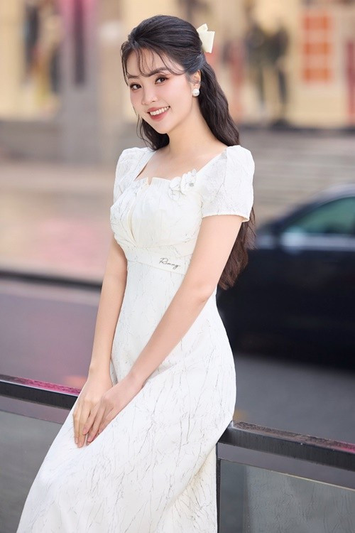 Người đẹp chia sẻ: “Chồng tôi là một người làm kinh tế tốt, đủ để lo cho con cái học hành trường quốc tế. Còn đại gia thì phải là cực giàu, nhà bao nhiêu mảnh đất, rất nhiều xe cộ, tiêu tiền không tiếc tay… Chồng tôi chưa đến độ đấy”. Ảnh: FB Thụy Vân.