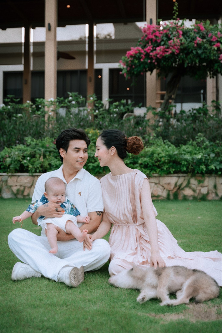 Tuệ Như từng chia sẻ trên Dân Việt trước khi có con, cô lo sợ bản thân sẽ gặp áp lực vì làm vợ, làm mẹ ở tuổi 23 nhưng sau đó, phần nào an tâm vì cảm nhận được Hồ Quang Hiếu là người của gia đình, rất chu đáo.