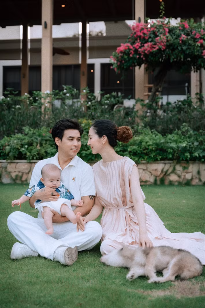 Tuệ Như từng chia sẻ trên Dân Việt trước khi có con, cô lo sợ bản thân sẽ gặp áp lực vì làm vợ, làm mẹ ở tuổi 23 nhưng sau đó, phần nào an tâm vì cảm nhận được Hồ Quang Hiếu là người của gia đình, rất chu đáo.