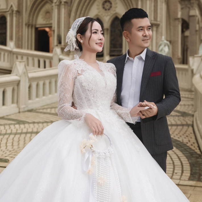 Hùng Thuận sinh năm 1983, là ca sĩ, diễn viên. Anh từng đóng Đất phương Nam, Hoa ngũ sắc, Cổng Mặt trời, Nàng dâu bất đắc dĩ, Dòng đời. Ít năm trở lại đây, Hùng Thuận không tham gia hoạt động nghệ thuật. Ảnh: FB Tuệ Tâm.