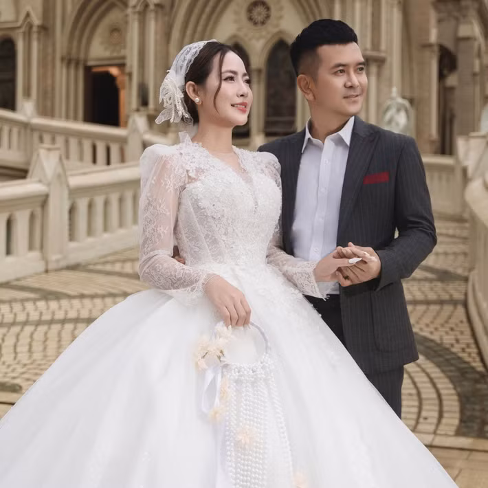 Hùng Thuận sinh năm 1983, là ca sĩ, diễn viên. Anh từng đóng Đất phương Nam, Hoa ngũ sắc, Cổng Mặt trời, Nàng dâu bất đắc dĩ, Dòng đời. Ít năm trở lại đây, Hùng Thuận không tham gia hoạt động nghệ thuật. Ảnh: FB Tuệ Tâm.