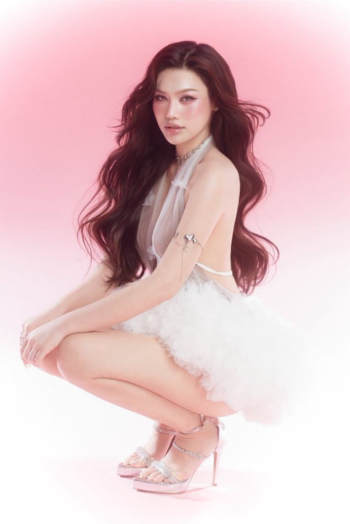 Dù trong váy ngắn bồng bềnh hay thiết kế tối giản, cô vẫn toát lên vẻ hiện đại.