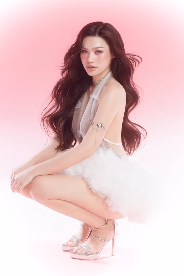 Dù trong váy ngắn bồng bềnh hay thiết kế tối giản, cô vẫn toát lên vẻ hiện đại.