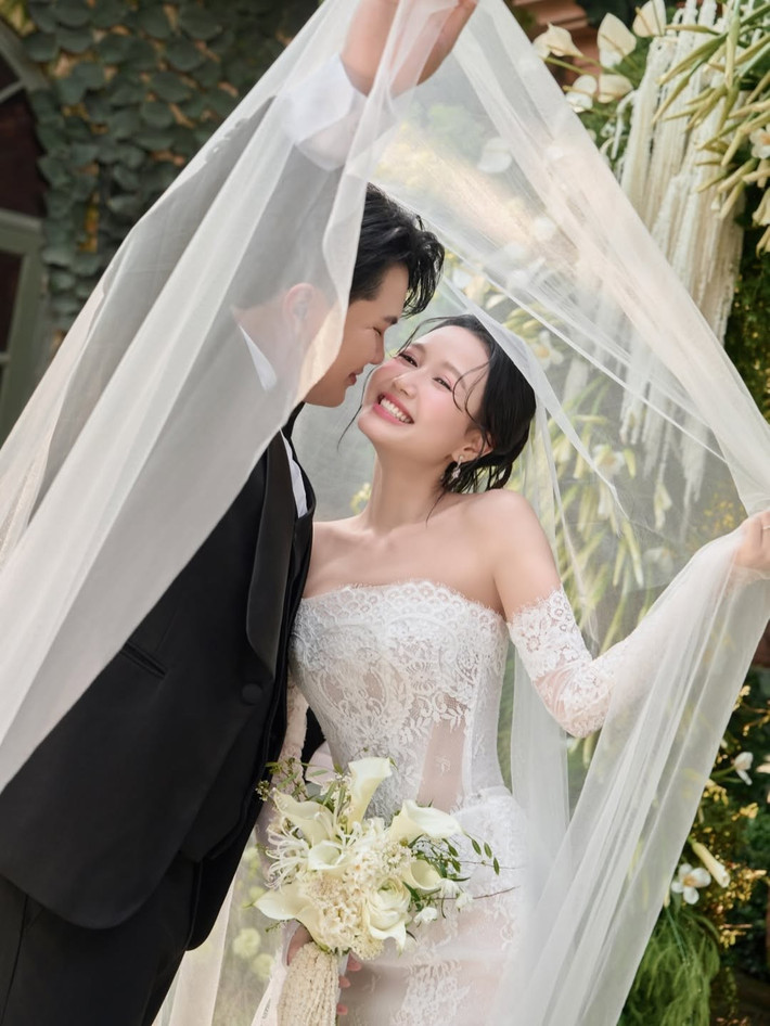 Các mẫu váy được xử lý theo hướng tối giản nhưng chú trọng phom, giúp cô dâu “hack” chiều cao, đồng thời khoe khéo bờ vai trần quyến rũ.