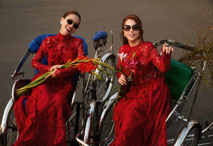 Ái Phương và Minh Tuyết diện áo dài đôi dạo phố Sài Gòn. Ái Phương chia sẻ, cô có một buổi chiều bình yên giữa nhịp sống hối hả, khép lại hành trình đầy ý nghĩa bên đàn chị. Ảnh: FB Ái Phương.