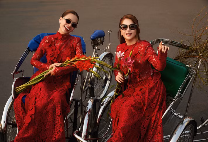 Ái Phương và Minh Tuyết diện áo dài đôi dạo phố Sài Gòn. Ái Phương chia sẻ, cô có một buổi chiều bình yên giữa nhịp sống hối hả, khép lại hành trình đầy ý nghĩa bên đàn chị. Ảnh: FB Ái Phương.