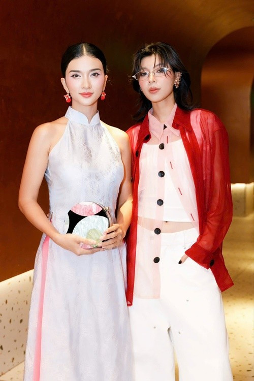 Dưới một bài đăng của Kim Tuyến, Đồng Ánh Quỳnh bình luận bằng hình ảnh có nội dung "hướng dẫn sử dụng người yêu" và Kim Tuyến thả tim. Loạt động thái trên khiến mối quan hệ giữa Đồng Ánh Quỳnh và Kim Tuyến gây xôn xao suốt thời gian qua. Ảnh: FB Kim Tuyến.