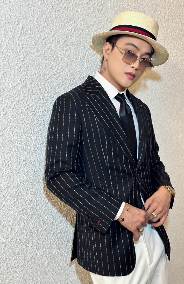 Saostar dẫn lời nam ca sĩ: “Lúc đầu, ê-kíp dự trù kinh phí thực hiện MV Lạc cảnh rơi vào khoảng 500 triệu, nhưng sau đó, rất nhiều khoản phí phát sinh thêm nên Titi đã không ngần ngại “rút hầu bao” để nâng mức kinh phí lên gấp đôi. Tất cả đều vì mong muốn có thể đưa tới khán giả một sản phẩm âm nhạc thực sự chỉn chu và chất lượng”.