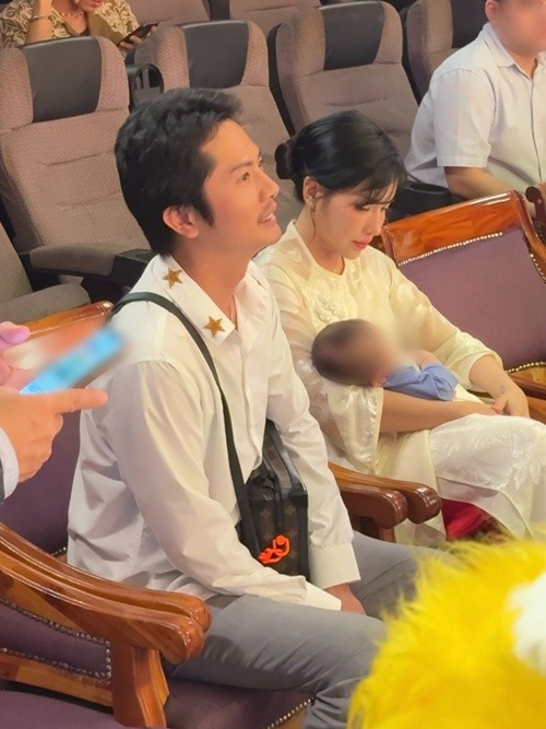 Theo Thương Trường, hình ảnh Khả Như bồng một em bé khiến một số cư dân mạng đặt nghi vấn nữ diễn viên hài đã bí mật sinh nở. Nhanh chóng, Khả Như lên tiếng. Ảnh: Thương Trường.