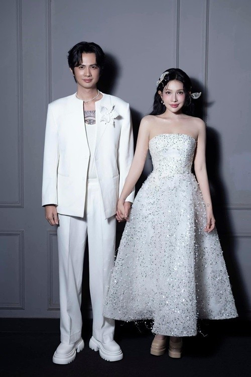 Vào mùng 1 Tết Nguyên đán 2025, trên trang cá nhân, Huỳnh Phương đăng ảnh nắm tay Khả Như đồng thời viết: “Xuân đã đến bên em. Chúc mừng năm mới 2025. Chúc nhà mình năm mới khỏe mạnh, bình an, vạn sự như ý”. Ảnh: FB Huỳnh Phương.