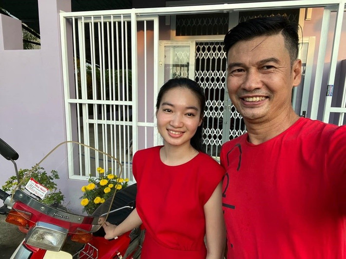 Năm 2022, Tiết Cương lấy vợ ở tuổi 49. Vợ nam diễn viên tên Ngọc Thưởng. Cô sinh năm 1999, kém Tiết Cương 26 tuổi. Ảnh: FB Tiết Cương.