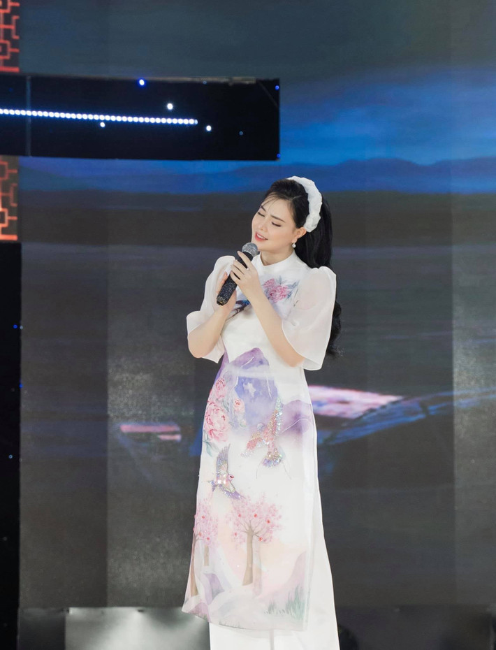 Cô chia sẻ: “Còn sống là còn sẻ chia…! Mong bà con Nghệ An sớm vượt qua khó khăn, trở lại cuộc sống bình yên sau lũ”. Ảnh: FB Thuỵ Miên.