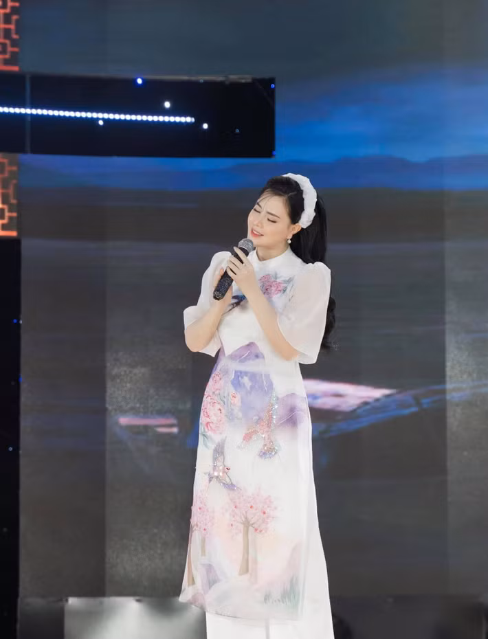 Cô chia sẻ: “Còn sống là còn sẻ chia…! Mong bà con Nghệ An sớm vượt qua khó khăn, trở lại cuộc sống bình yên sau lũ”. Ảnh: FB Thuỵ Miên.