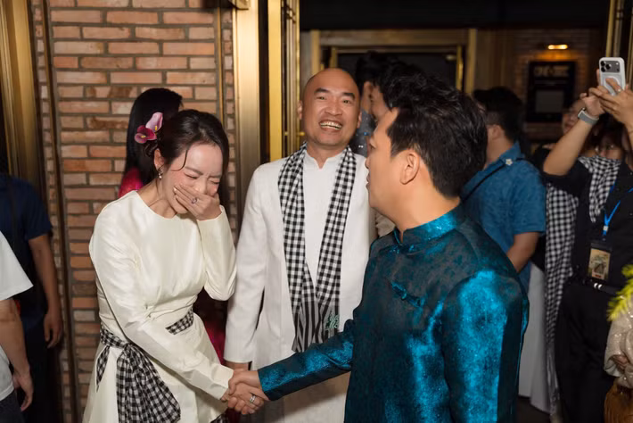 Trường Giang cũng đến chúc mừng Thu Trang mắt phim mới. Dịp Tết Nguyên đán 2026, Trường Giang giới thiệu phim điện ảnh Nhà ba tôi một phòng. Ảnh: FB Thu Trang.