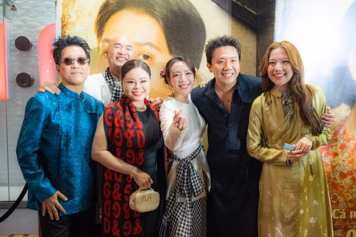 Trấn Thành (thứ hai bên phải) đến dự sự kiện giới thiệu phim Ai thương ai mến của Thu Trang (thứ ba bên phải). Bên cạnh đó, anh còn chia sẻ trên trang cá nhân về dự án của cô bạn thân. Ảnh: FB Thu Trang.