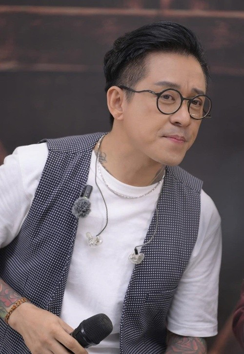 Nam ca sĩ viết trên trang cá nhân: "Người có công góp công, người có của góp của. Ai có nhiều góp nhiều, ai có ít góp ít. Mỗi tấm lòng của chúng ta đều mang lại sự ấm áp góp phần sẻ chia hậu quả của những cơn bão gây ra". Ảnh: FB Tuấn Hưng.