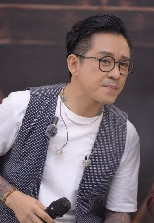 Nam ca sĩ viết trên trang cá nhân: "Người có công góp công, người có của góp của. Ai có nhiều góp nhiều, ai có ít góp ít. Mỗi tấm lòng của chúng ta đều mang lại sự ấm áp góp phần sẻ chia hậu quả của những cơn bão gây ra". Ảnh: FB Tuấn Hưng.