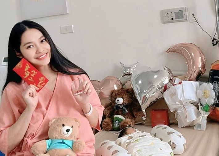 Trên trang cá nhân, Nông Thúy Hằng đăng tải hình ảnh bên con đầu lòng mới chào đời. Cô cho biết: "Trong khoảnh khắc yếu lòng nhất ấy, Hằng đã luôn có sự đồng hành của những người thân yêu, từ hai bên gia đình nội ngoại cho đến những người bạn thân thiết".