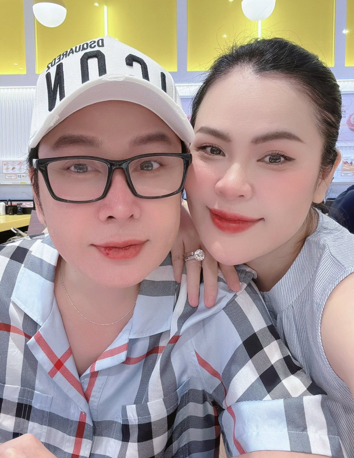 Ngày 3/8, Phương Lê cho biết, cuộc sống vợ chồng cô đẹp như một giấc mơ. "Mỗi sáng thức dậy bên anh, mỗi tối cùng nhau khép lại một ngày dài, tất cả đều là những khoảnh khắc bình yên mà em luôn trân quý", cô bày tỏ.