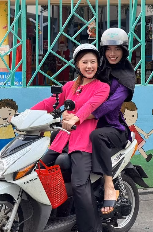 Ở bên nhau, cả hai toát lên tinh thần vui vẻ, lạc quan và nguồn năng lượng tích cực, tạo cảm giác thoải mái cho người đối diện. Ảnh: FB Uyển Ân.
