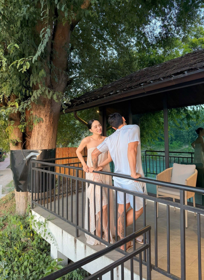 Chàng trai giấu mặt tình tứ bên Hương Giang nhanh chóng được nhiều cư dân mạng nhận ra là người mẫu Phú Cường.