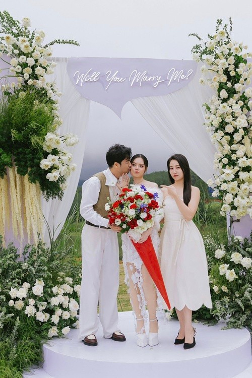 Chứng kiến Đoàn Minh Tài cầu hôn Sunny Đan Ngọc, Huỳnh Hồng Loan chia sẻ: "Chúc mừng anh Đoàn Minh Tài và bé Sunny Đan Ngọc đã có một buổi lễ cầu hôn thật ấm áp, ngọt ngào và đầy xúc động". Ảnh: FB Hồng Loan.