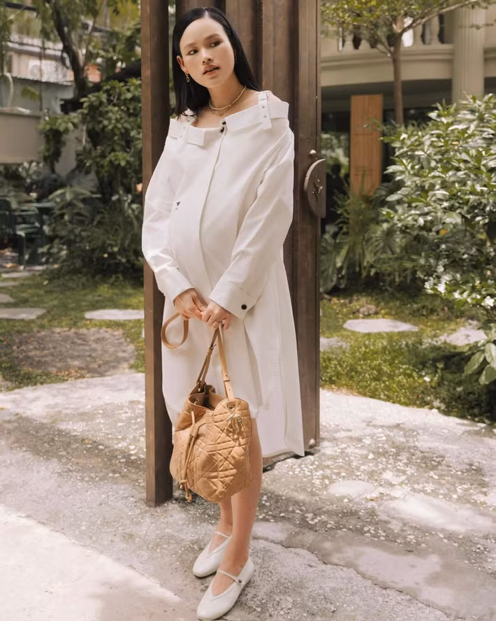 "Bầu đẹp theo cách của riêng mình, làm sao thoải mái và tự tin nhất là được các mẹ nha", nữ người mẫu viết trên trang cá nhân. Ảnh: FB Tuyết Lan.