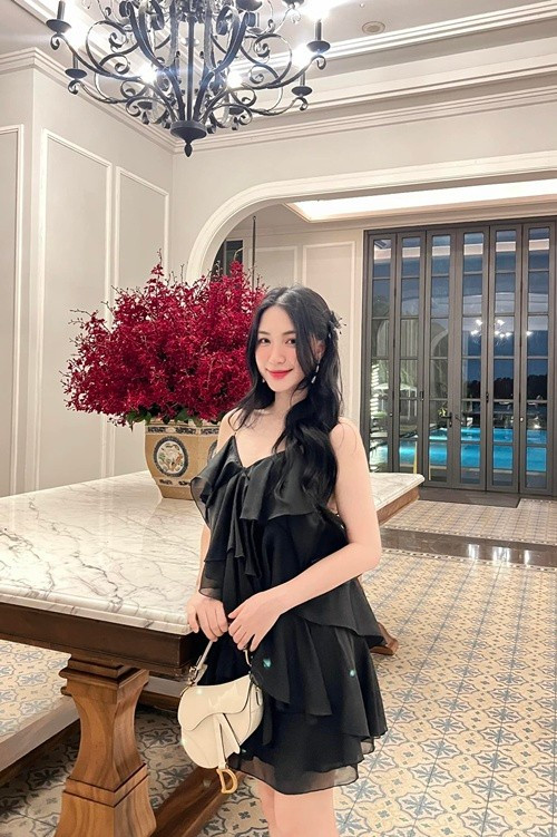 Trong các dịp đặc biệt như đám cưới hay sinh nhật, Hòa Minzy lại lựa chọn phong cách chỉn chu và sang trọng hơn.