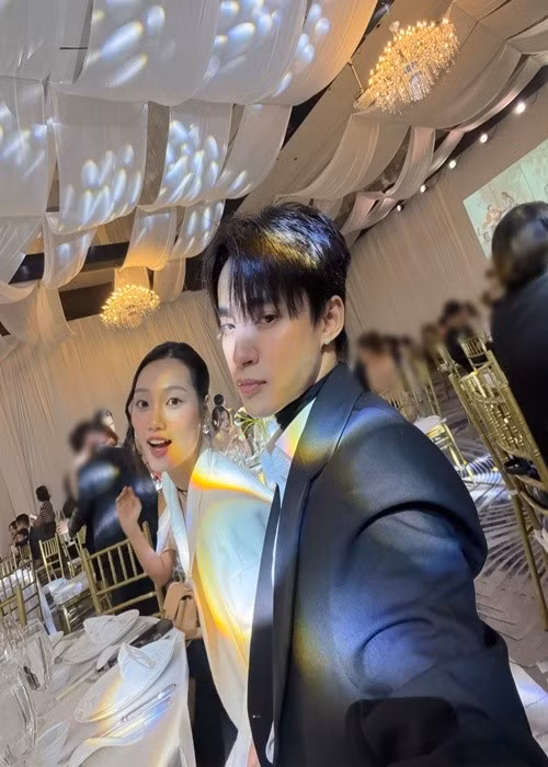 Á hậu Quỳnh Anh cùng bạn trai Neyun dự tiệc cưới. Trên trang cá nhân, Neyun chia sẻ: "Nay đi ăn cưới đôi họ .. bao giờ mới đến đôi ta". Ảnh: FB Neyun.