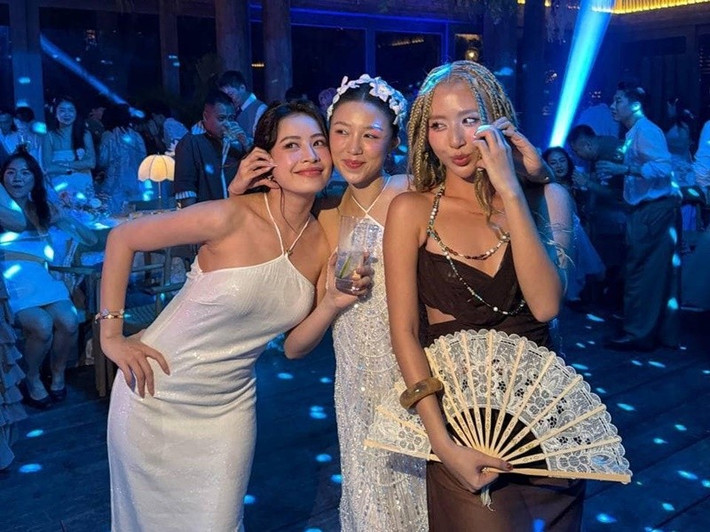 Quỳnh Anh Shyn và Chi Pu là bạn thân từ cách đây nhiều năm sau đó vướng nghi vấn "nghỉ chơi". Vào tháng 3/2025, Quỳnh Anh Shyn và Chi Pu chạm mặt trong đám cưới của Salim. Ảnh: Thế Giới Điện Ảnh.