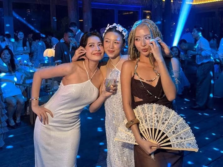 Quỳnh Anh Shyn và Chi Pu là bạn thân từ cách đây nhiều năm sau đó vướng nghi vấn "nghỉ chơi". Vào tháng 3/2025, Quỳnh Anh Shyn và Chi Pu chạm mặt trong đám cưới của Salim. Ảnh: Thế Giới Điện Ảnh.