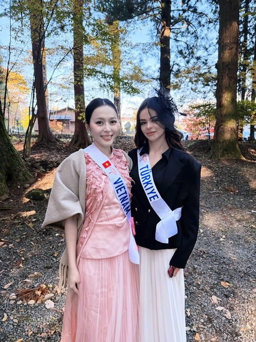 Mỗi chuyến đi, đại diện Việt Nam đều chụp ảnh và quay video để cập nhật cho khán giả.