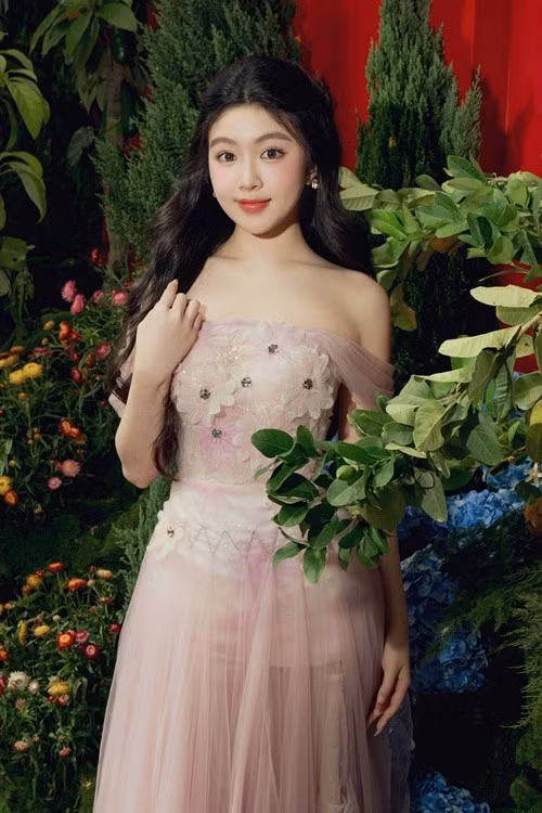 Con gái đầu lòng của Quyền Linh hiện là sinh viên năm thứ 2. Ảnh: FB Lọ Lem.