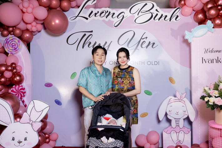 "Dù mệt, dù đêm dài, ánh mắt anh vẫn luôn chan chứa yêu thương', bà mẹ bốn con trải lòng.