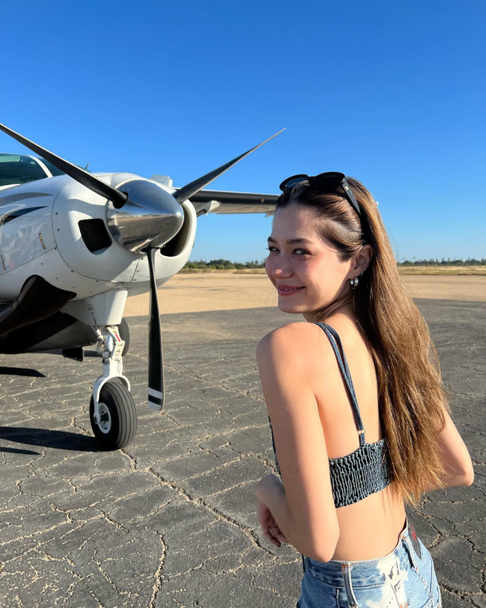 Theo Her World, cặp đôi đóng chung phim truyền hình O-Negative năm 2016. Sau đó, cả hai giữ mối quan bạn bè. Năm 2018, Violette và Kao Jirayu đóng chính series phim truyền hình Club Friday The Series 10 rồi công khai hẹn hò vào năm 2019.