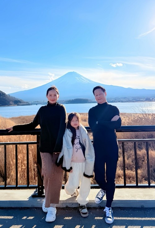 Phan Như Thảo – doanh nhân Đức An cùng con gái Bồ Câu ở Tokyo (Nhật Bản) đúng giao thừa và đón năm mới. Ảnh: FB Phan Như Thảo.