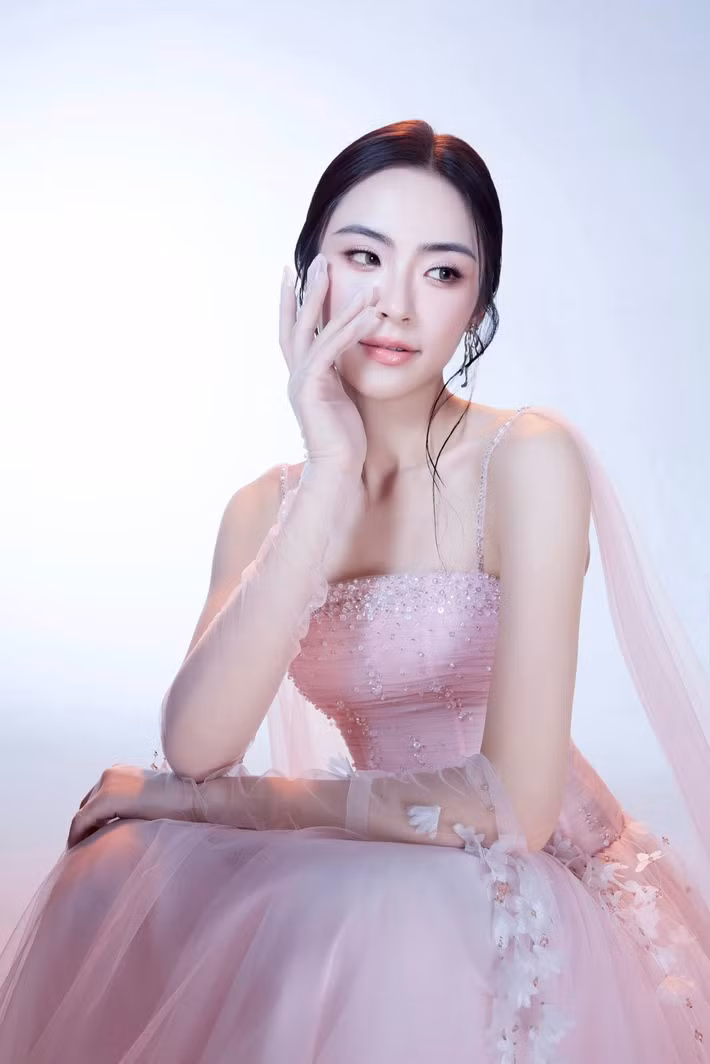 Nguyễn Thị Vân Nhi sở hữu vòng ba 95cm. Cô nổi bật trong vòng chung kết Hoa hậu Việt Nam 2024 nhờ vẻ đẹp trong trẻo, thanh thoát. Ảnh: FB Vân Nhi