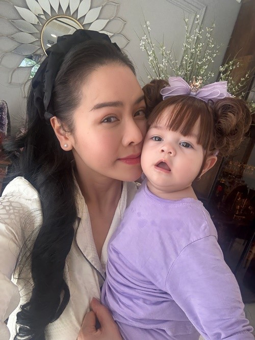 Nhật Kim Anh sinh con gái thứ hai Julia vào tháng 1/2025. Nữ ca sĩ kiêm diễn viên đến nay vẫn giấu danh tính bố bé Julia. Ảnh: FB Nhật Kim Anh.